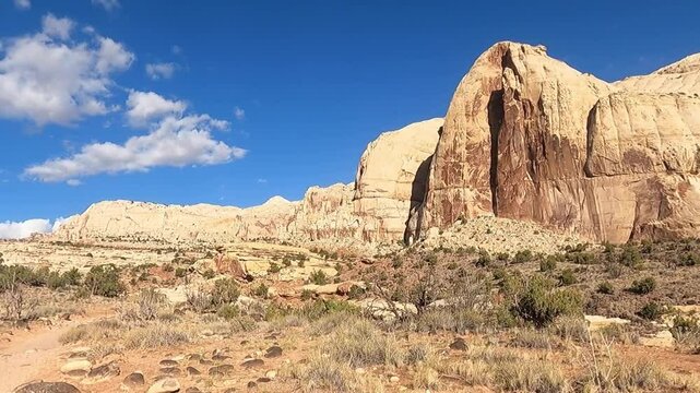 Gesteinsformationen im Capitol Reef Nationalpark nahe der Hickman Bridge in Utah, USA