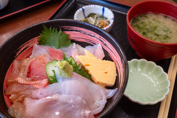 日本の静岡県下田市で食べたとても美味しい金目鯛の三色丼