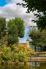 Barockes Wasserbecken an der &ouml;stlichen Mauer des Stiftparks von Melk