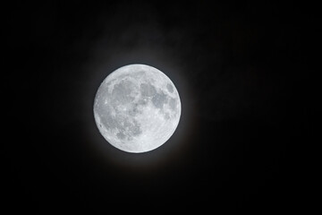 夜空に輝く美しい月