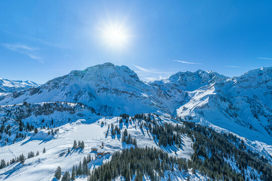 Fototapeta Schnee und Sonne am romantischen Körbersee im Skigebiet Warth-Schröcken in Vorarlberg