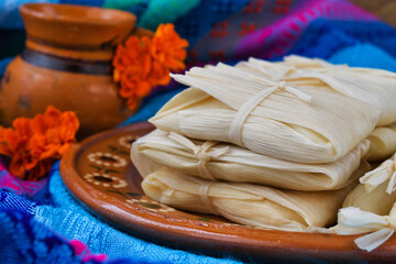メキシコ　タマレスとアトーレ　死者の日のイメージで　コピースペースあり  
Mexico: Tamales (Tamal) and Atole, inspired by the Day of the Dead（D&iacute;a de los muertos）with copy space