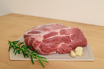 Karkowka wieprzowa, świeże surowe mięso na desce dk krojenia