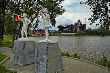 Monument to the pioneers of the Soviet Union in the city of Satka.