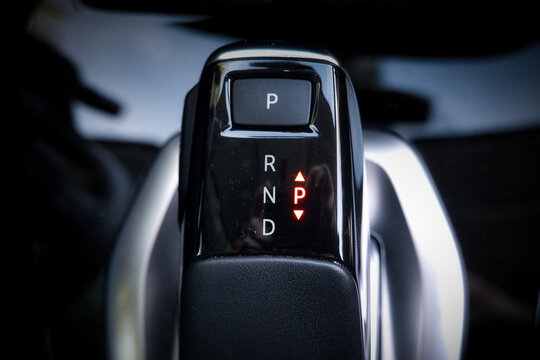 Blick auf den W&auml;hlhebel des Automatikgetriebes eines modernen Opel Corsa