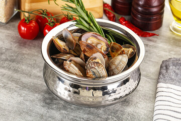 Raw vongole clams for cooking