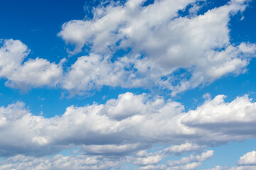 白い雲が広がる青い空