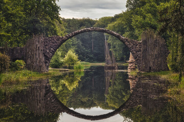 Mystisch - Rakotzbrücke - Teufelsbrücke - Herbst - Brücke - See - Spiegelung - Kromlau -...