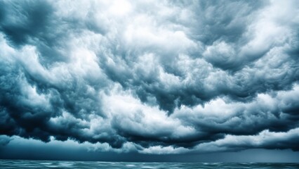 Obraz premium Massive storm clouds hovering over the ocean