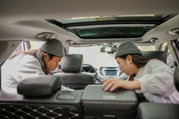 A Korean man and a Japanese woman, both in their 30s, are driving a car in Pyeongnae-dong, Namyangju-si, Gyeonggi-do, Korea.