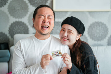 A Korean man and a Japanese woman, both in their 30s, are sitting on a sofa and talking in an apartment in Namyangju-si, Gyeonggi-do, Korea.
