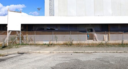 Obraz premium New industrial building under construction at roadside with a blank information board on the left. Background for copy space