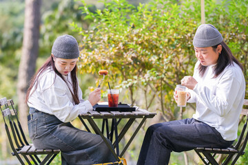 A Korean man and a Japanese woman, both in their 30s and a married couple, are enjoying an autumn brunch with three dogs at a stylish cafe located in Gyeongchun-ro, Namyangju-si, Gyeonggi-do, Korea.