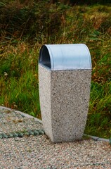 Kosz na śmieci w parku © Adam