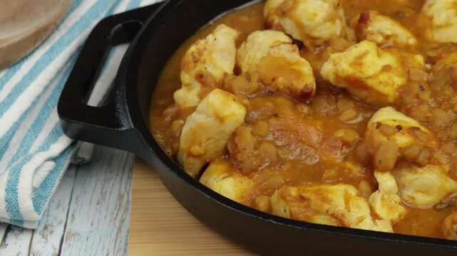 poulet cuisin&eacute; avec une sauce au curry, lentilles et citrouille