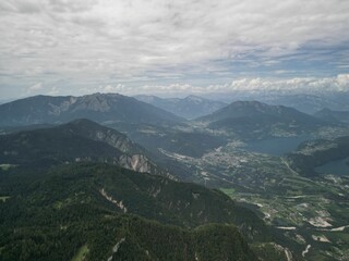 Naklejka premium Aerial view of a mountainous landscape with valleys and lakes.