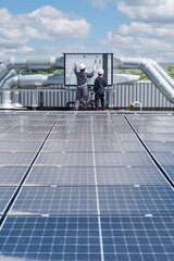 Inspection d'une installation de climatisation sur un toit avec des panneaux solaires