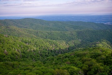 Obraz premium Scenic view of a mountain landscape at a beautiful sunset