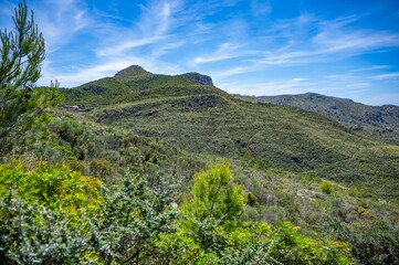 Obraz premium Green mountain range under a blue sky