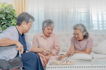 Obraz premium A group of elderly individuals attentively listen to a healthcare professional in a cozy room. The scene emphasizes senior care, health consultations, and supportive communication in a relaxed.