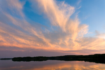 Sonnenuntergang im Herbst auf den Åland Inseln bei Gersholm