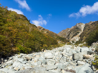 北アルプス小池新道の秩父沢から紅葉に色づく大ノマ岳と秩父平方面を望む