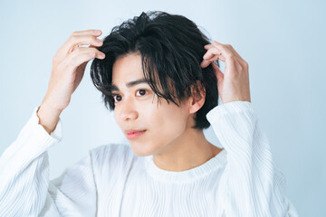 スプレーでヘアセット理想のメンズスタイルを長時間キープする方法|Hair Salon Arsham