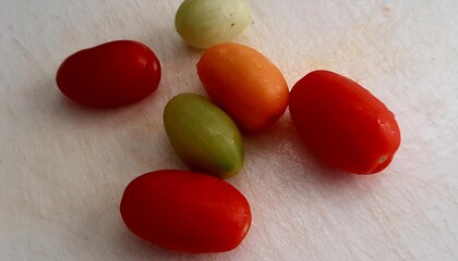 Tomate-cereja - O tomate-cereja (Solanum lycopersicum var. cerasiforme[1]) é uma espécie de tomate cujo tamanho é menor e, normalmente, seu sabor é um pouco mais doce que um tomate comum. 