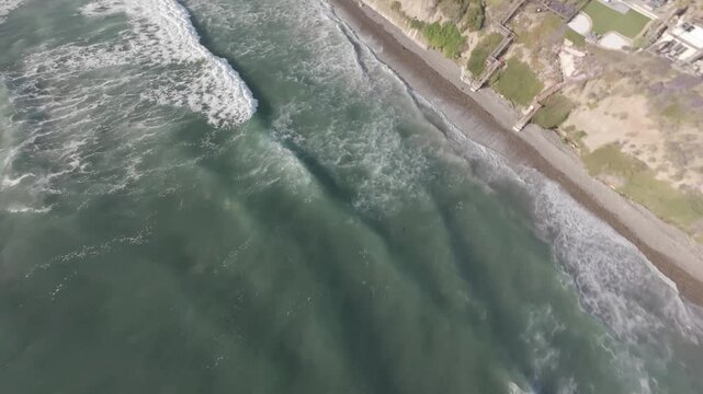 buildings on a cliff overlooking the ocean on Moonlight State Beach in Encinitas, California