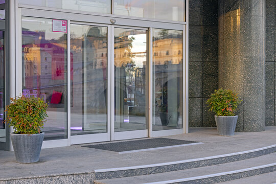 Automatic Sliding Glass Doors Entrance to Commercial Building