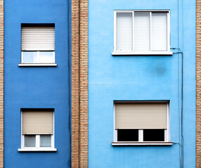 duo de azules en las fachadas contiguas