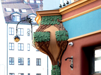 magnífica puerta floral con lampara modernistas