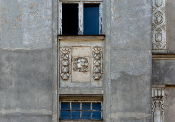diminuto busto femenino atrapado en la grn afachada