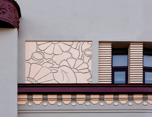 grabados florales en la fachada gris