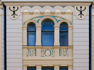 trio de ventanas azules con hermosa ornamentación floral