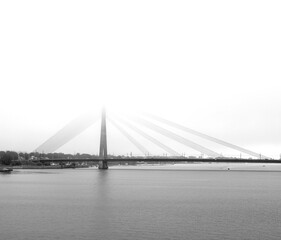 vista del majestuoso puente con cables tendisos