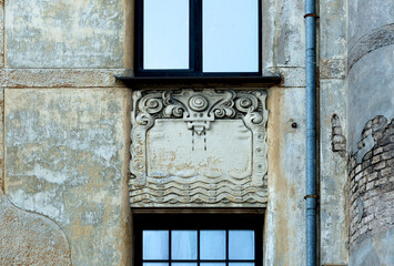 cuadro con elementos simétricos bajo la ventana