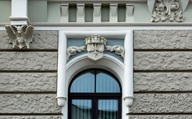 ventana con motivos ornamentales junto a pequeño murciélago