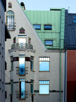 cielo reflejado en las ventanas del edificio modernista