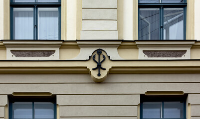 flor solitaria de hierro en la fachada ocre