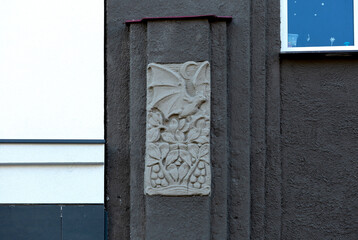 murciélago blanco en la fachada