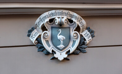 escudo de armas con avestruz sujetando una herradura