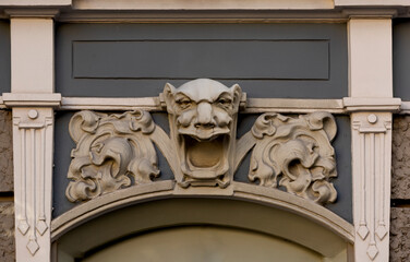 personaje animal grotesco sonriendo con malicia