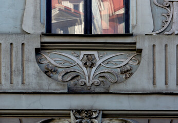motivos florales enmarcados bajo la ventana