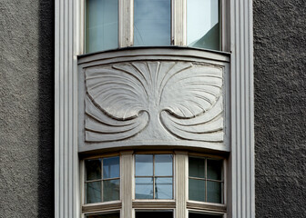 pareja de hojas entre ventanas doradas