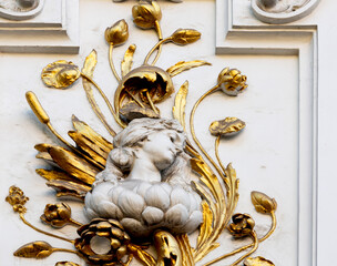 dama de flores con floración dorada