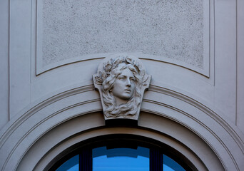 deliciosa figura femenina con corona de flores