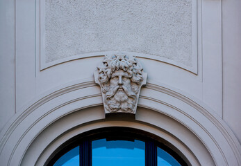 busto masculino con barba y corona floral