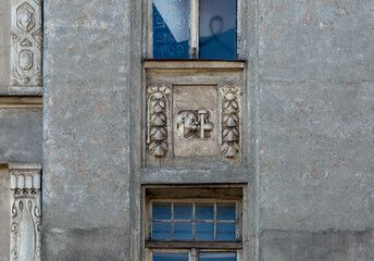 busto diminuto enmarcado entre ventanas
