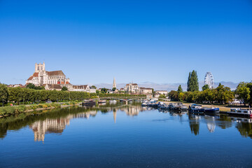 Fototapeta premium Les bords de l' Yonne dans la ville d' Auxerre le matin